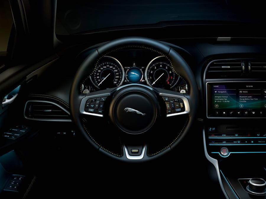 Панель приборов Jaguar XE 300 Sport 2018 года  (WW) (фото 12 из 24)